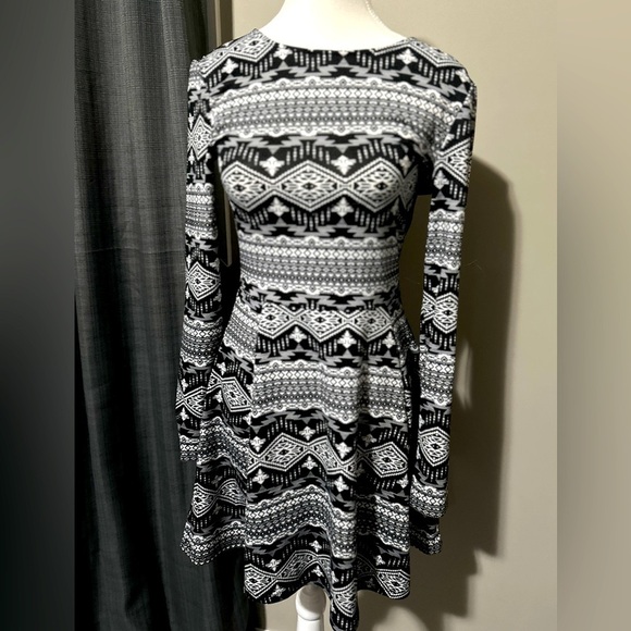 Divided from H&M long sleeve stretchy dress in a sz 6.  Excellent condition. - Picture 7 of 7
